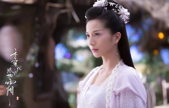 中音乐老师"于馨"一角被观众熟知,之后在《幻城》中彭杨一人分饰两角