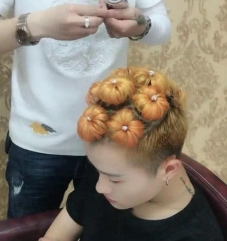 竟有勇气挑战这样的发型:"菊花"开满头?网友:真敢想