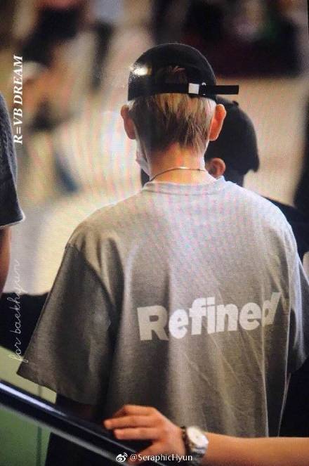 边伯贤总是有能散发光芒的背影,还有作为点缀的蝴蝶骨