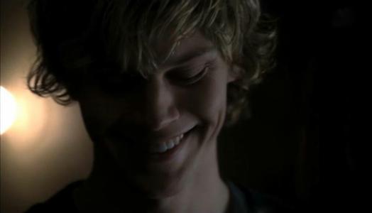 快银伊万·彼得斯与女友艾玛·罗伯茨在洛杉矶街头,快银漂了浅发色