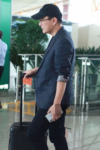 张信哲穿休闲西装戴棒球帽现身显年轻 自推行