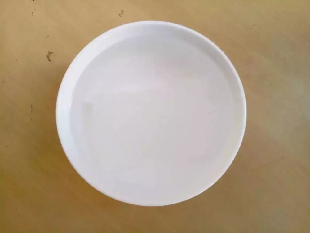 "叔叔阿姨,可以给我一碗清水吗?我太渴了!