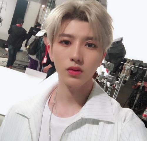 蔡徐坤为什么被网友喷的很惨?,成龙大哥说出了