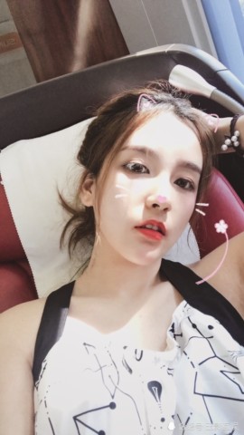 英雄联盟lpl高颜值美女解说rita,喝战马在电竞椅上采访rng的中单小虎