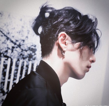 王鹤棣晒新造型,粉丝在他头上发现同款发饰,这