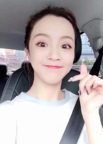 抖音上惊现莉哥同款,男女都有,网友:笑起来更像