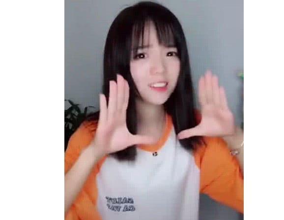 抖音上惊现莉哥同款,男女都有,网友:笑起来更像
