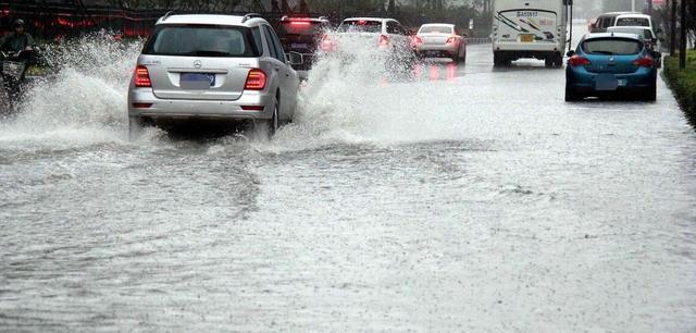 纯电动汽车在雨天行驶安全吗?听维修师傅一说