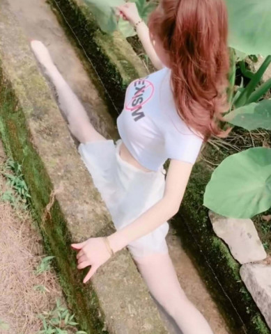 女主播水渠里面练习一字马,网友发现一个细节