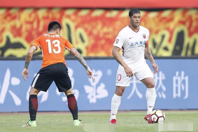 一个职业足球运动员,一年的工资大约多少钱?答