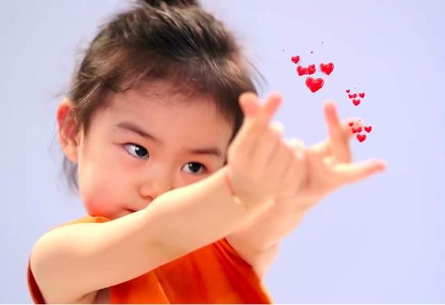 同样三岁,当包可艾遇上李乐祺,一个霸气一个萌