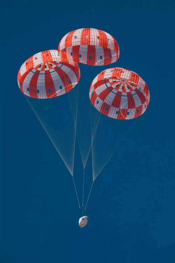 飞船降落伞:航天员返回的安全保障