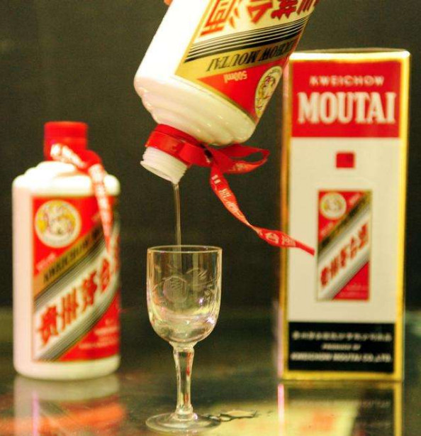 茅台酒瓶身上系着一条红飘带,原来"暗藏玄机",老酒鬼才知道