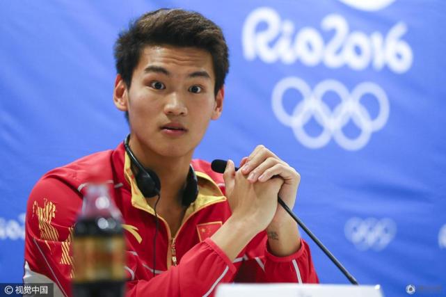 组图:徐嘉余出席赛后发布会 上演超萌表情包