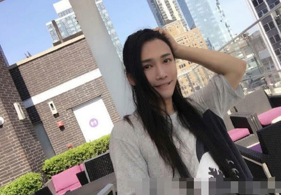 抖音最美小哥哥走红,忍痛剪掉十年长发,意外刷