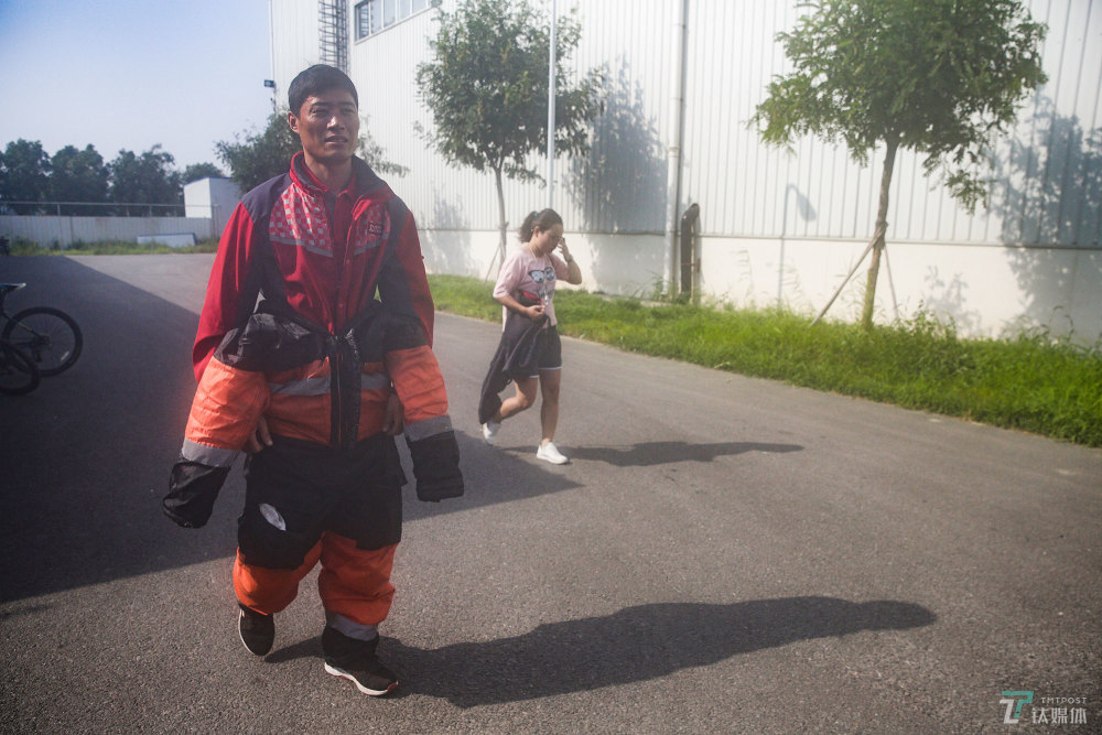 探访京东冷冻仓库:拣货员寒冬里作业,酷暑中取