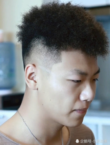 做完黑人烫发型的小伙不满意,竟做了个丸子头