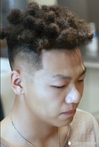 做完黑人烫发型的小伙不满意,竟做了个丸子头