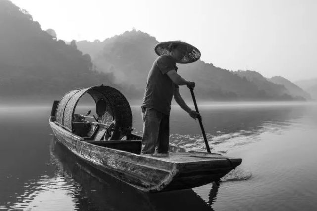 穿了蓑衣的渔夫,一直都在浓浓的雾里,哪里雾浓就往哪里走,突然想说