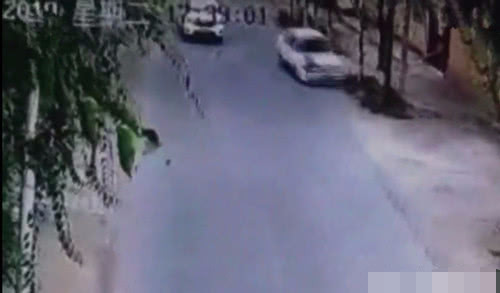 4岁娃横穿马路遭碾压,司机用肇事车送医,变动现场负全责