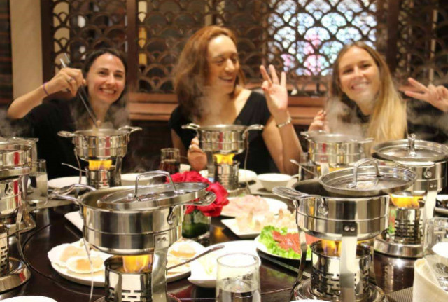 外国游客在中国吃火锅,上菜后打开一看,在场的