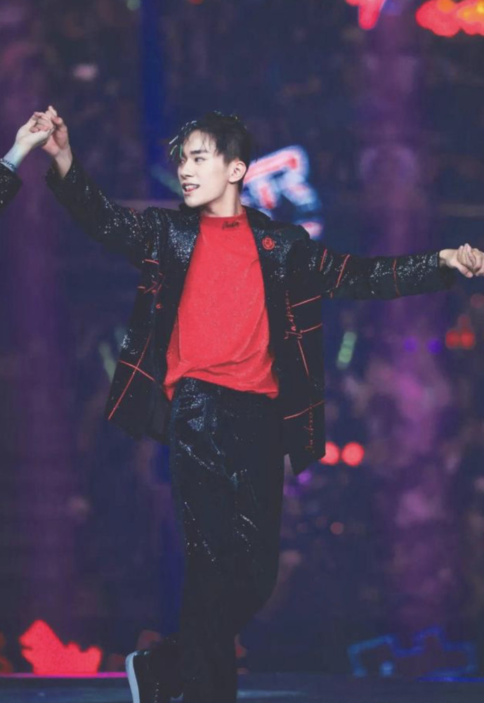 易烊千玺面对红海时哭了,最后的惊喜在他衣服