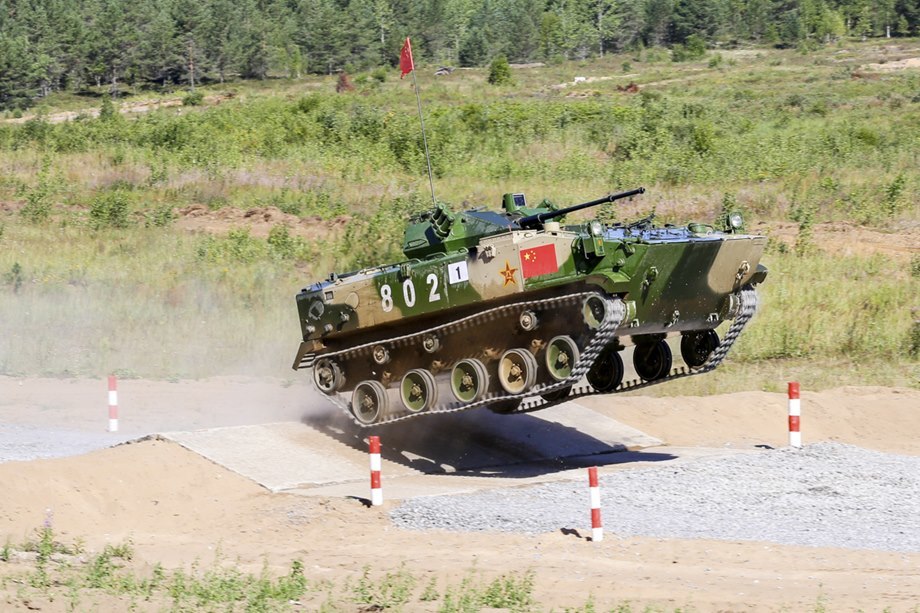 飛得更高,2018空降排賽事期間傘兵戰車變身飛行器