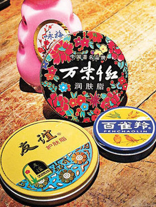 图片是七八十年代的护肤品,凡士林润肤霜,友谊牌香脂,宫灯牌杏仁蜜