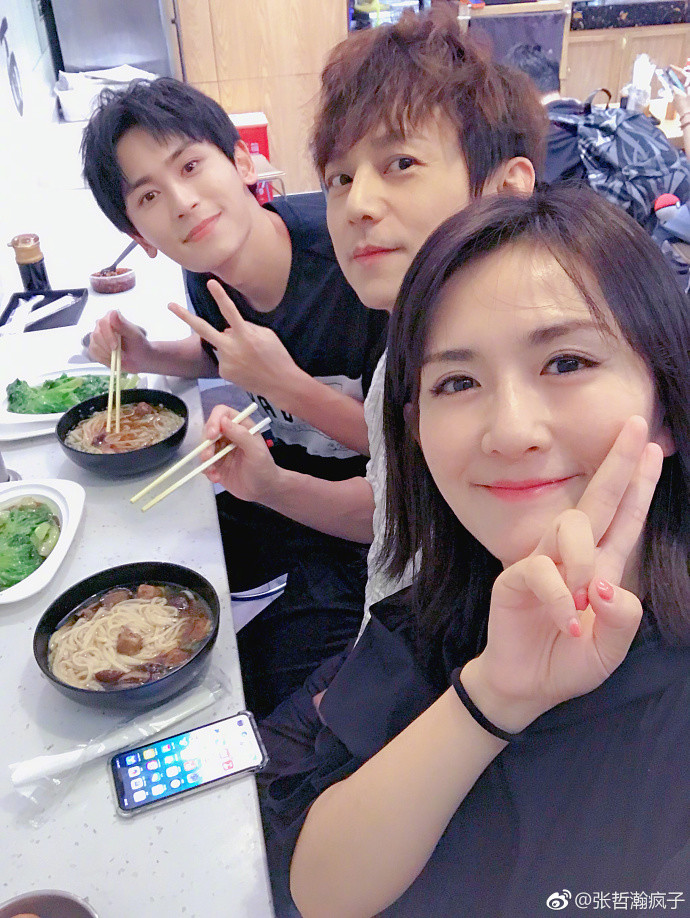 谢娜突然举起手机自拍,何炅反应不及,一双大手无处安放