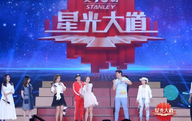 现场教央视女主持人魔性喵喵喵学猫叫原唱小潘