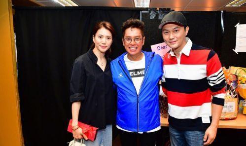 68岁谭咏麟演唱会后台同袁咏仪张智霖合影,谭