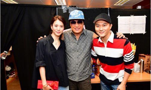 68岁谭咏麟演唱会后台同袁咏仪张智霖合影,谭