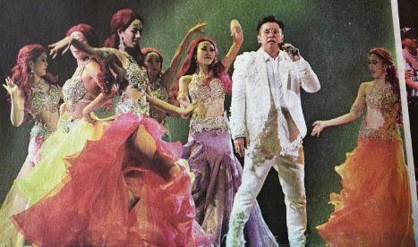 68岁谭咏麟演唱会后台同袁咏仪张智霖合影,谭