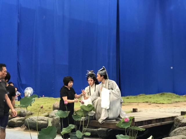 岭南戏曲频道探班粤剧电影《白蛇传·情》 首揭"白蛇"神秘面纱
