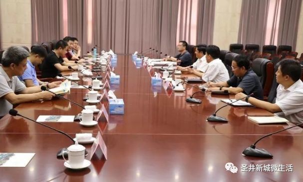 区委常委,统战部长董运峰主持会议并作重要讲话.