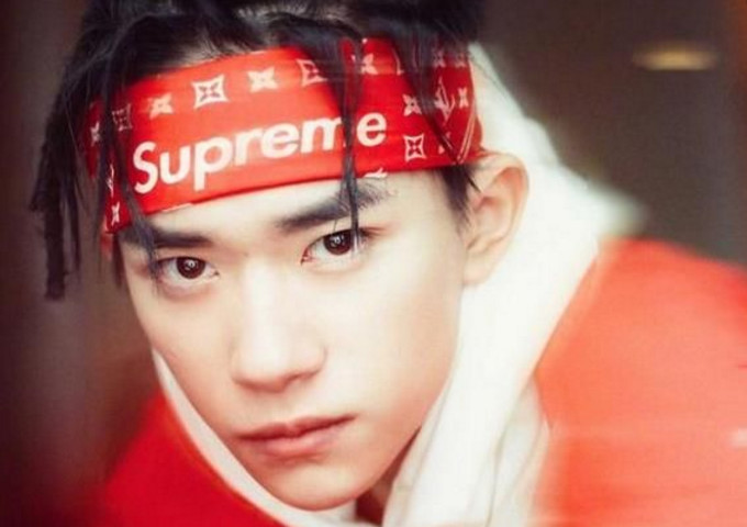 易烊千玺红海演唱会,全新造型,携易燃装置战队