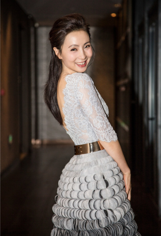 她21岁出道,25岁凭一剧获仨影后桂冠,事业巅峰息影生子