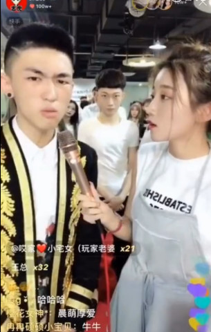 小伊伊最新创作情侣手势舞,堪称全网最美第一