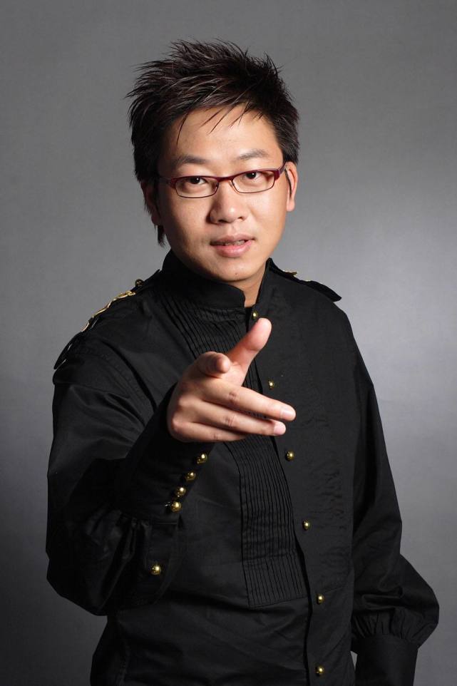 但是今天小编说的这位是一位能说会道,思维敏捷的金牌主持人林海