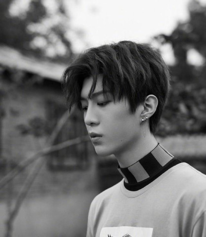 范丞丞深夜更新抖音清唱《房间》,网友:歌词唱