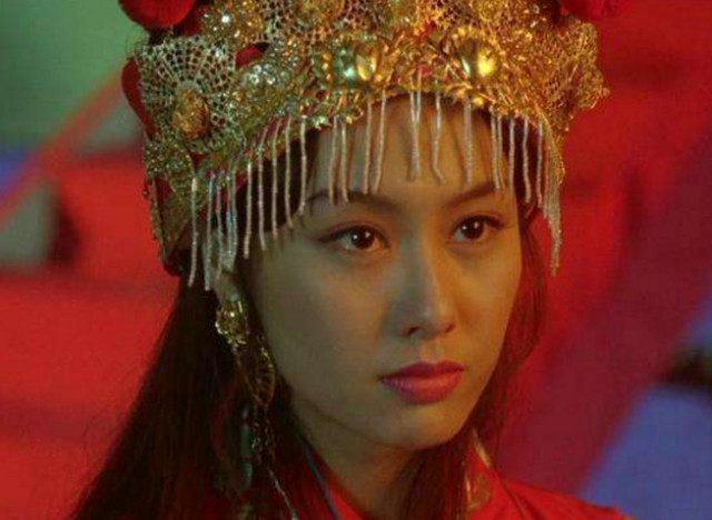 同样是身穿红色嫁衣,别人都是待嫁的美新娘,只