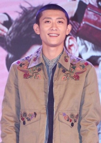 张一山圆寸出镜,网友:考验颜值的发型