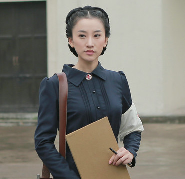 她是《冲出月亮岛》中的医生,善良单纯,今低调零绯闻