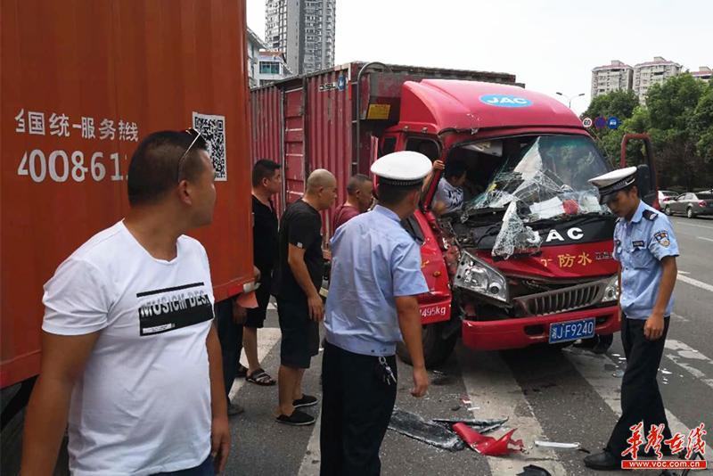 岳阳俩货车碰撞 交警徒手扳车门救出被困母女