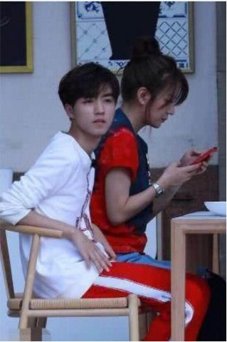 明星错位照:鹿晗牵手热巴,赵薇坐王俊凯大腿 他