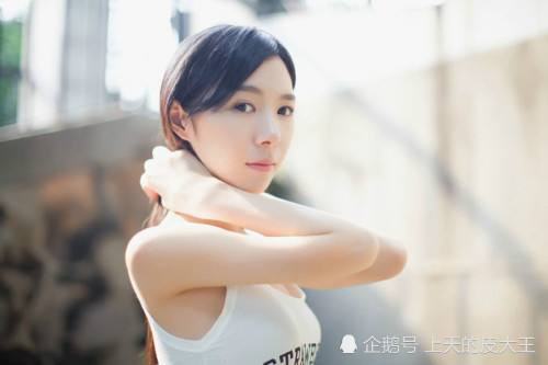 还记得当年LPL解说界的四朵金花吗?如今的她