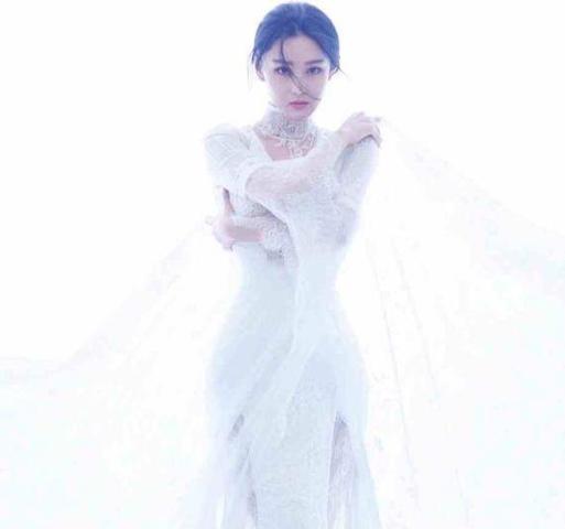 馨予太拼了,为显腿长紧身裤勒出羞人三角区,网