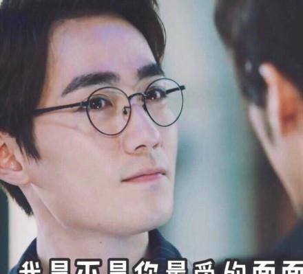 面面朱一龙示范喝水溶C的正确姿势,网友:儿子