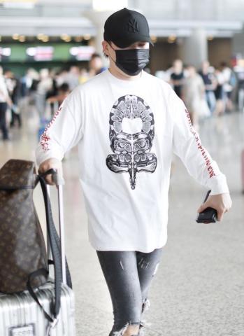 胡彦斌现身机场,脚穿AJ配破洞牛仔变潮男,网友