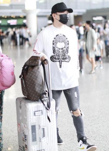 胡彦斌现身机场,脚穿AJ配破洞牛仔变潮男,网友